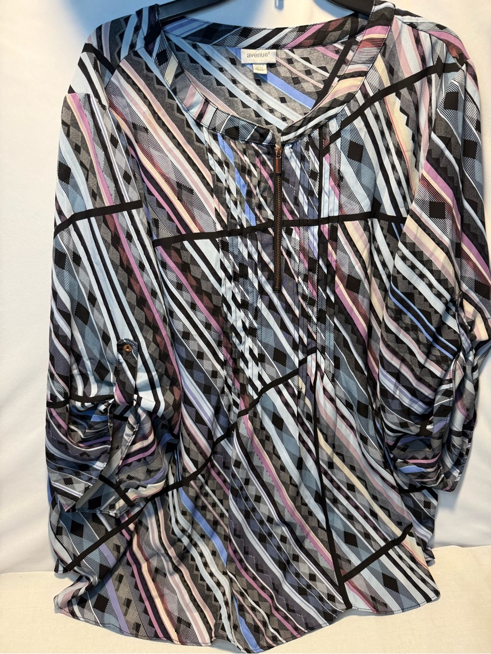 Avenue Geometric Stripe Zip-Front Blouse in Pastel Mix. Size 26/28